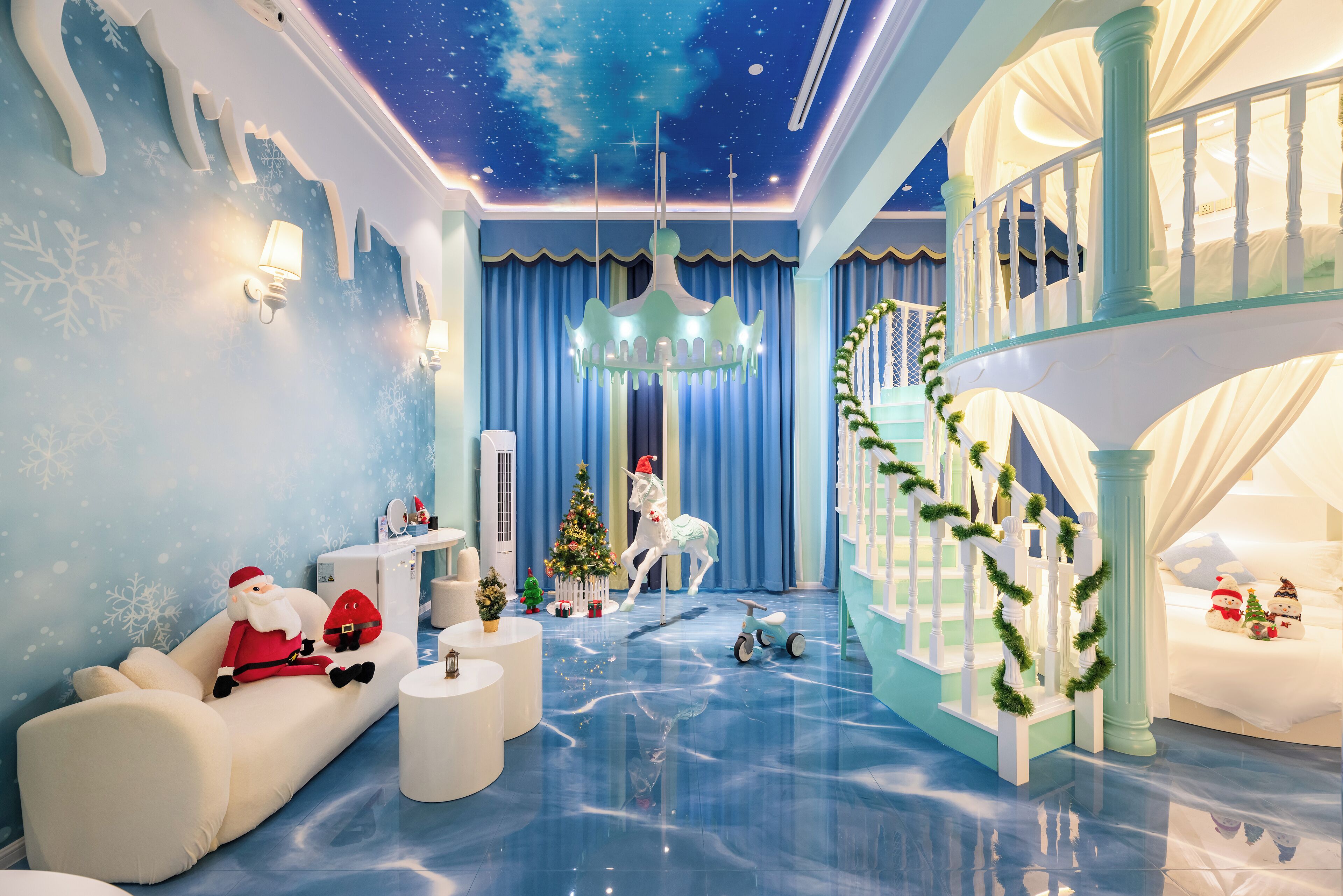 A kingdom of ice and snow dreams (Fantasy carousel + children's fun slide + 2 round beds of 2 meters | Individually decorated, iron/ironing board, free WiFi