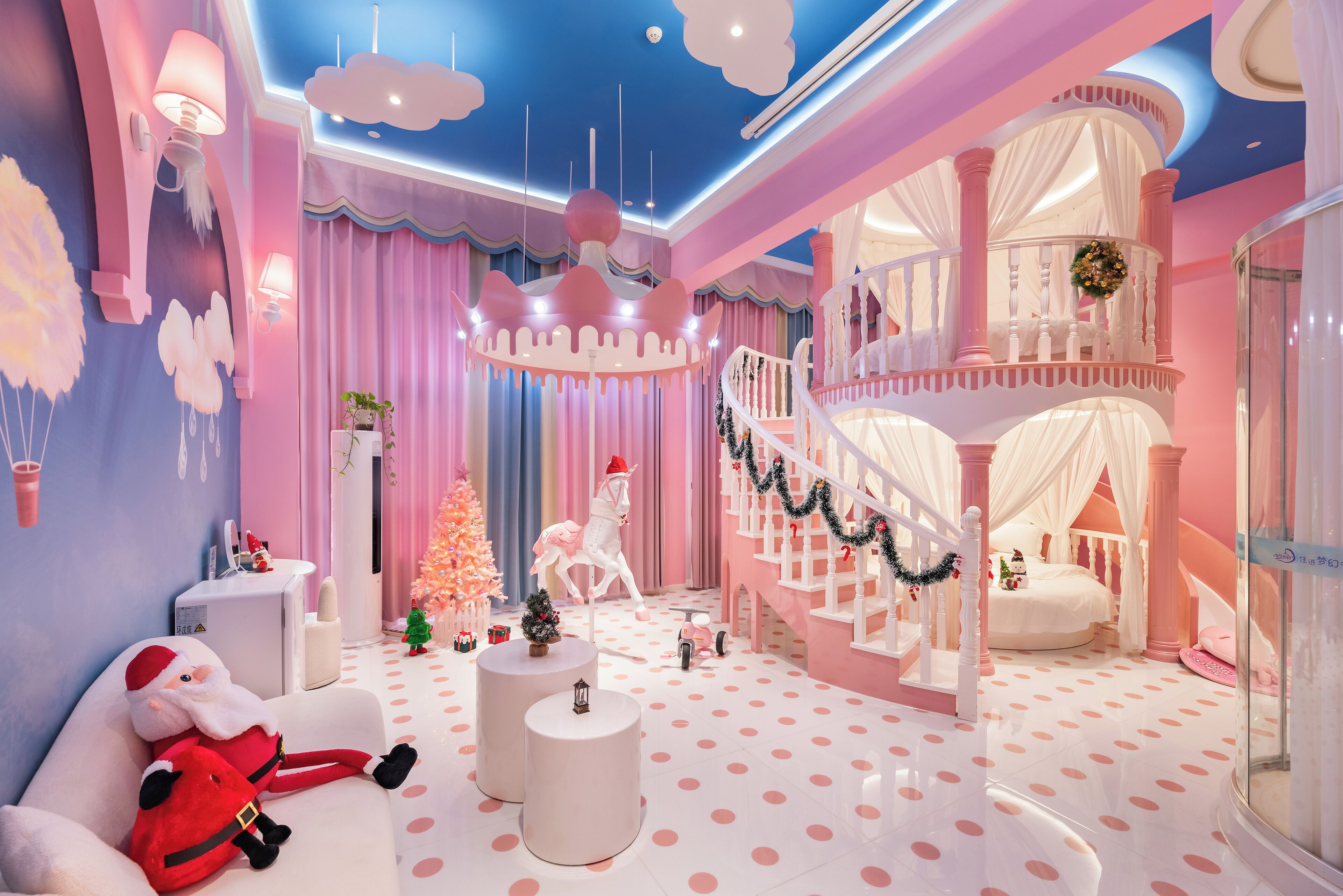 Pink dream castle room (fantasy castle + carousel + 2 round beds of 2 meters) | Individually decorated, iron/ironing board, free WiFi