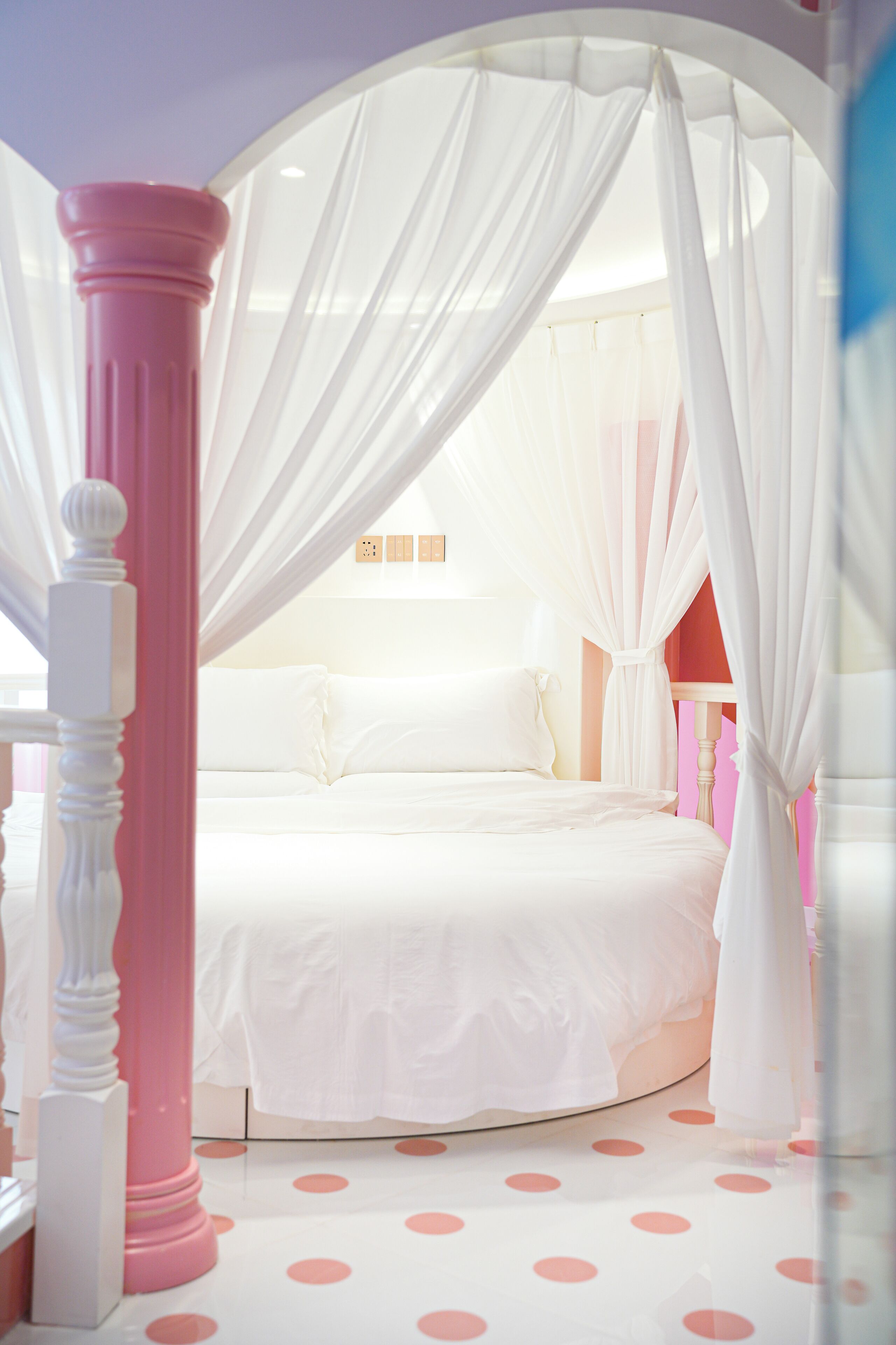 A pink dreamland (enchanted carousel + fun slide + 2 round beds measuring 2 meters) | Individually decorated, iron/ironing board, free WiFi
