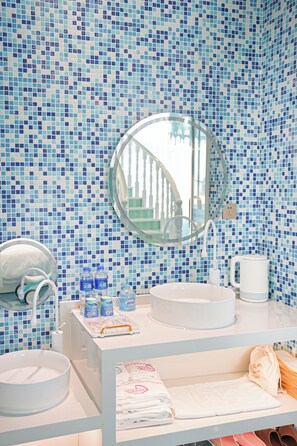 Signature-Maisonette | Badezimmer | Kostenlose Toilettenartikel, Haartrockner, Hausschuhe, Handtücher
