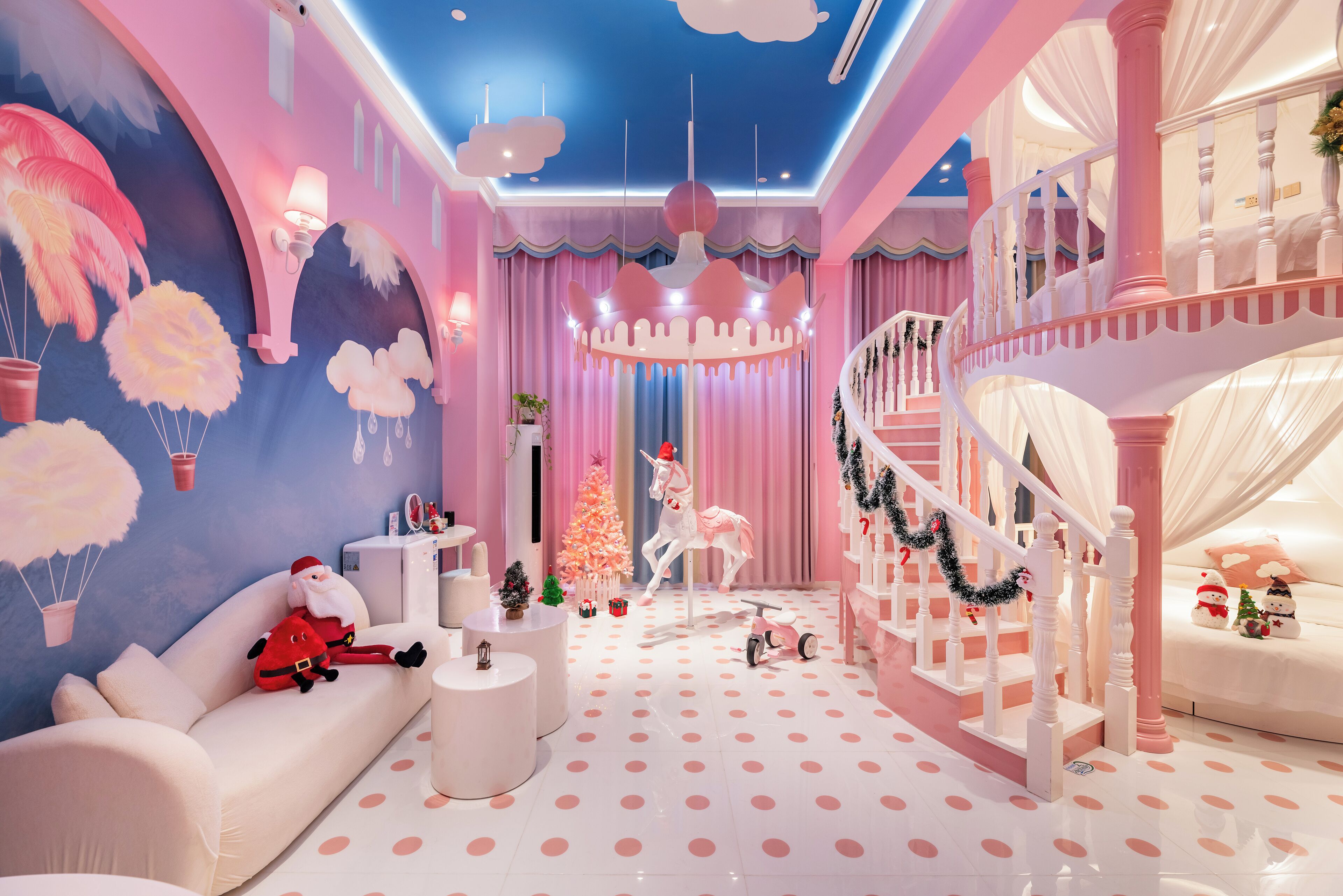 A pink dreamland (enchanted carousel + fun slide + 2 round beds measuring 2 meters) | Individually decorated, iron/ironing board, free WiFi