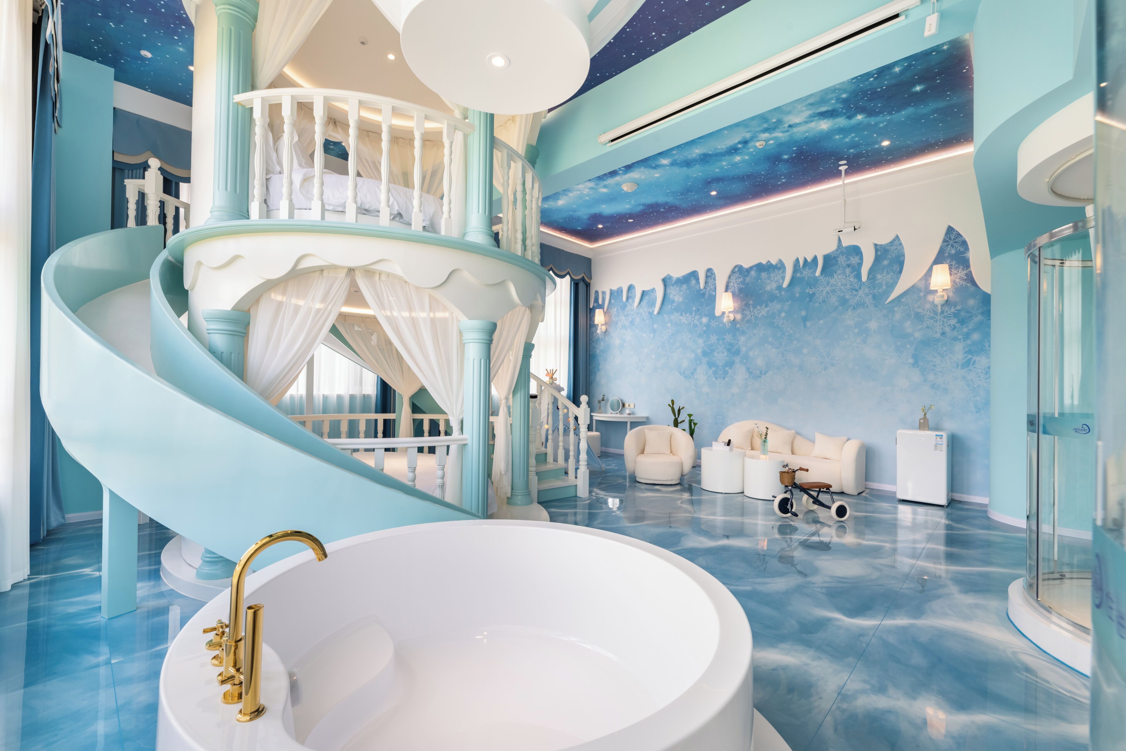 Ice and Snow Kingdom Castle Room (Dream Castle + Fun Slide + 2 round beds of 2 meters each) | Individually decorated, iron/ironing board, free WiFi