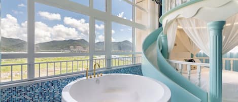 Ice and Snow Kingdom Castle Room (Dream Castle + Fun Slide + 2 round beds of 2 meters each) | Individually decorated, iron/ironing board, free WiFi