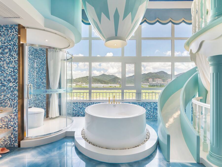 Ice and Snow Kingdom Castle Room (Dream Castle + Fun Slide + 2 round beds of 2 meters each) | Individually decorated, iron/ironing board, free WiFi