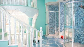 Signature-Maisonette | Badezimmer | Kostenlose Toilettenartikel, Haartrockner, Hausschuhe, Handtücher