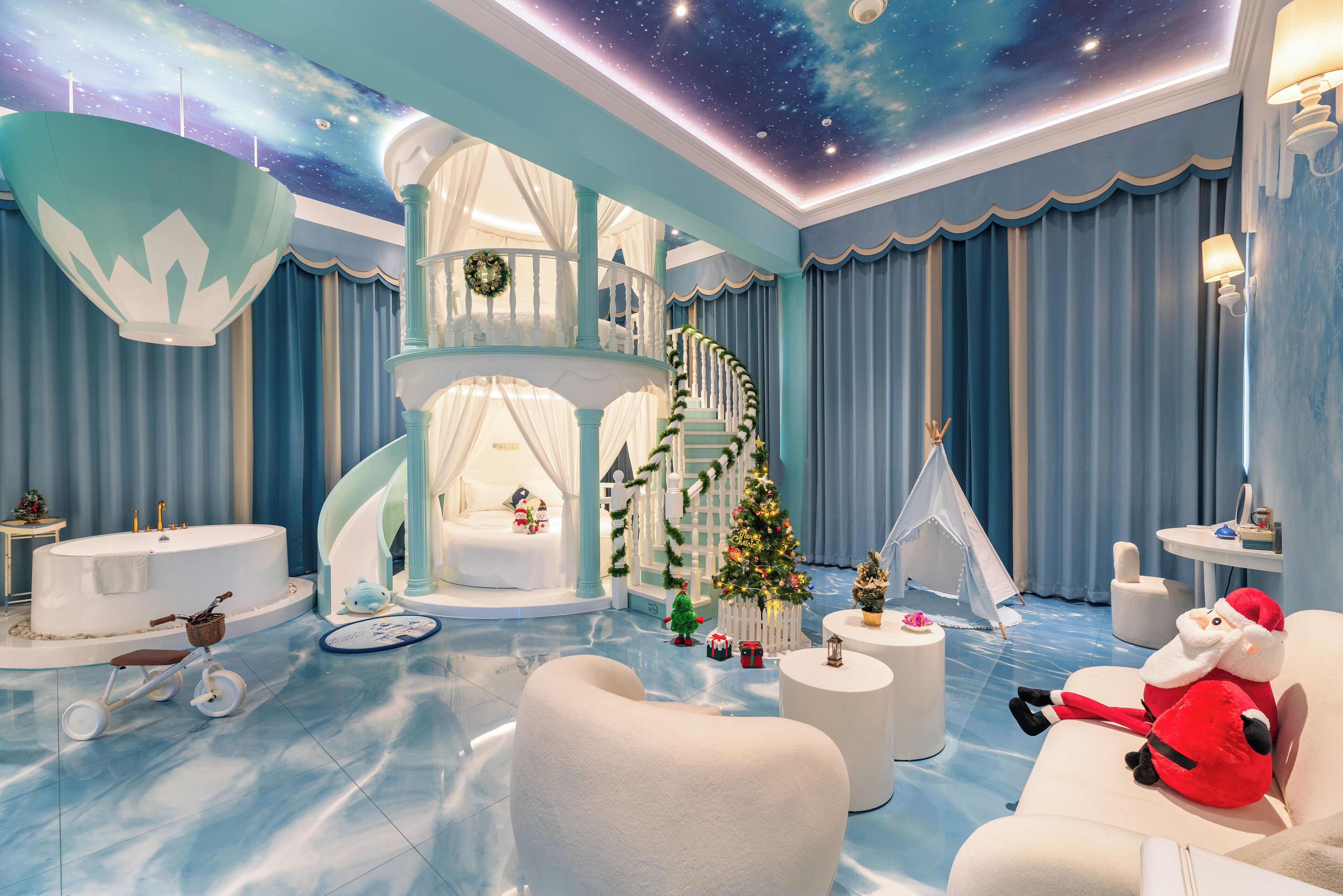 Ice and Snow Kingdom Castle Room (Dream Castle + Fun Slide + 2 round beds of 2 meters each) | Individually decorated, iron/ironing board, free WiFi