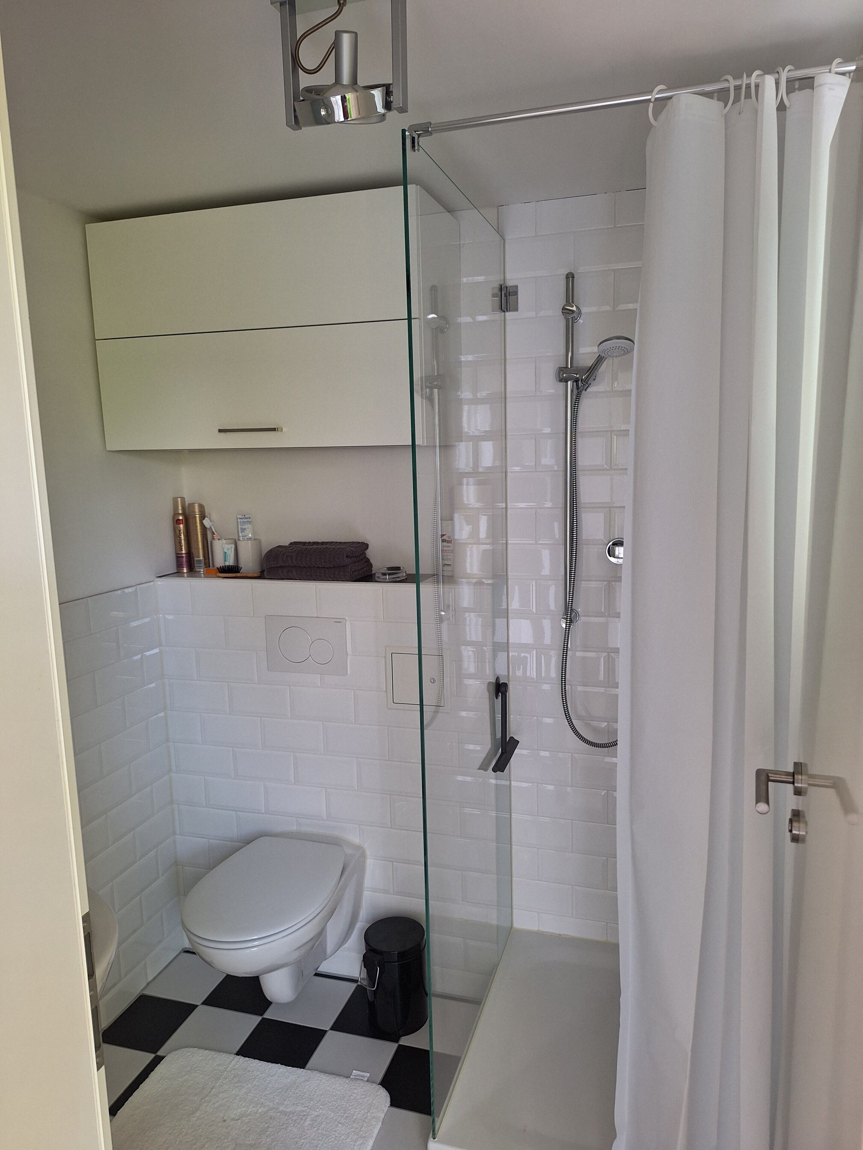 Dusche, kostenlose Toilettenartikel, Haartrockner, Handtücher