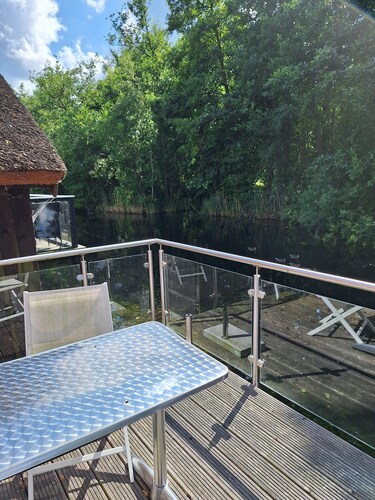 Ferienhaus 'Am Wasser, Bootshaus' mit privater Terrasse