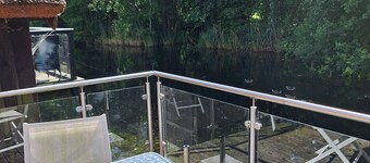 Vakantiehuis 'Aan het Water, Boothuis' met privéterras