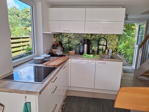 Refrigerador, parrilla de estufa, lavavajillas y cafetera y tetera 