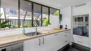 Een koelkast, een microgolfoven, een oven, een kookplaat