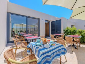 Outdoor dining - Suites Sunny Hill by Interhome (Moncarapacho/Olhão)