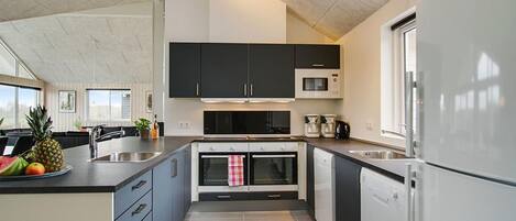 Réfrigérateur, un four, surface de cuisson, cafetiÚre-théiÚre