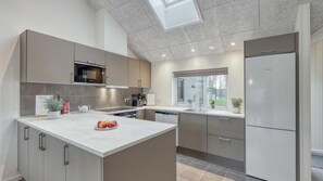 Kühlschrank, Geschirrspüler, Wasserkocher mit Kaffee-/Teezubehör