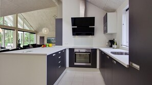 Fridge, oven, stovetop, coffee/tea maker