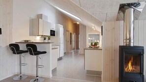 Réfrigérateur, un four, surface de cuisson, cafetière-théière