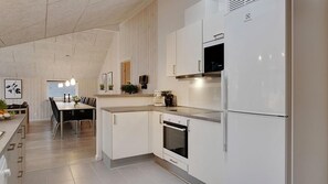 Réfrigérateur, un four, surface de cuisson, cafetière-théière