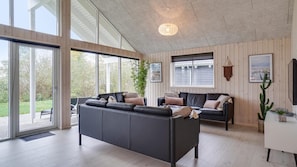 Fernseher, Kamin, Tischfußball, Tischtennisplatte