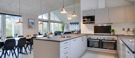 冷蔵庫、オーブン、コンロ、コーヒー / ティーメーカー