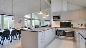 Réfrigérateur, un four, surface de cuisson, cafetière-théière