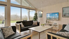 Fernseher, Kamin, Tischfußball, Tischtennisplatte
