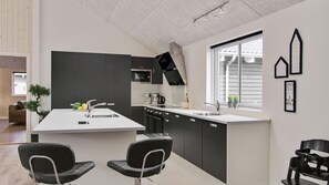 Kühlschrank, Geschirrspüler, Wasserkocher mit Kaffee-/Teezubehör