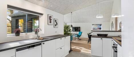 冷蔵庫、オーブン、コンロ、コーヒー / ティーメーカー