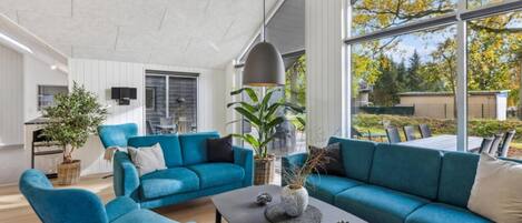 Un futbolín, una mesa de tenis de mesa