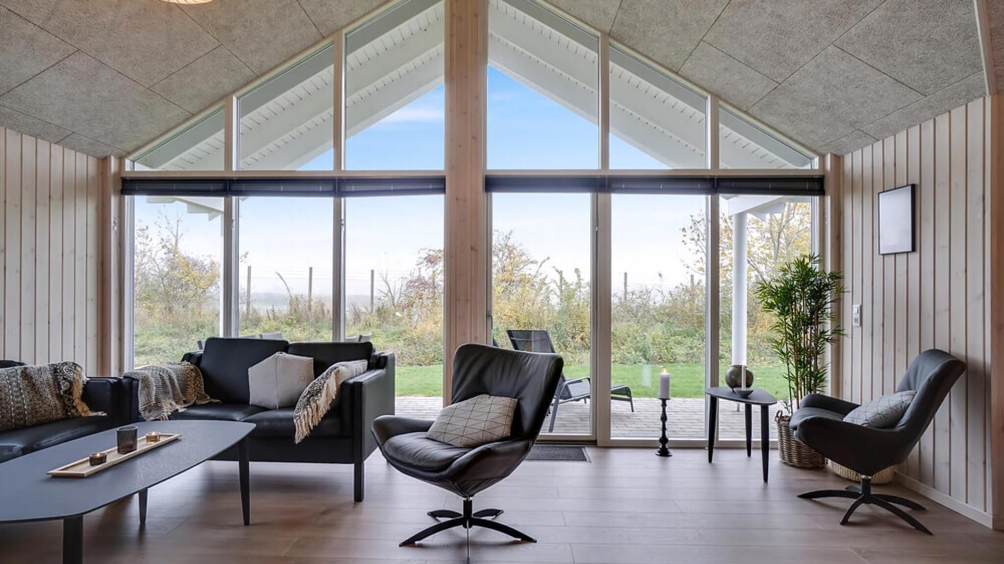 暖炉、テーブルサッカー台、卓球台