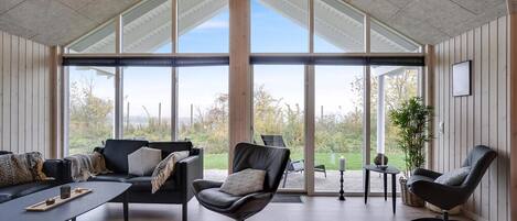 Una chimenea, un futbolín, una mesa de tenis de mesa