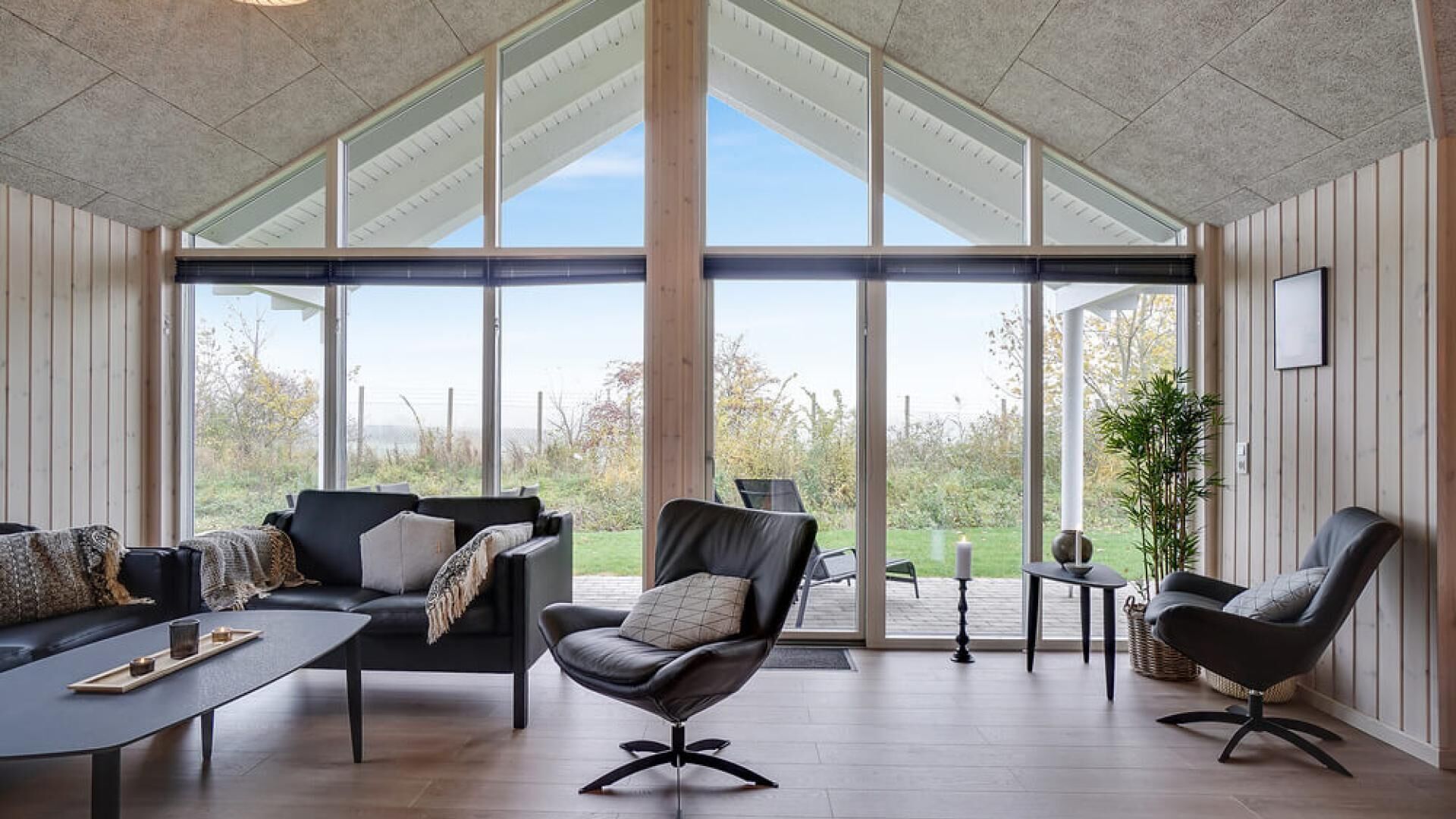 暖炉、テーブルサッカー台、卓球台