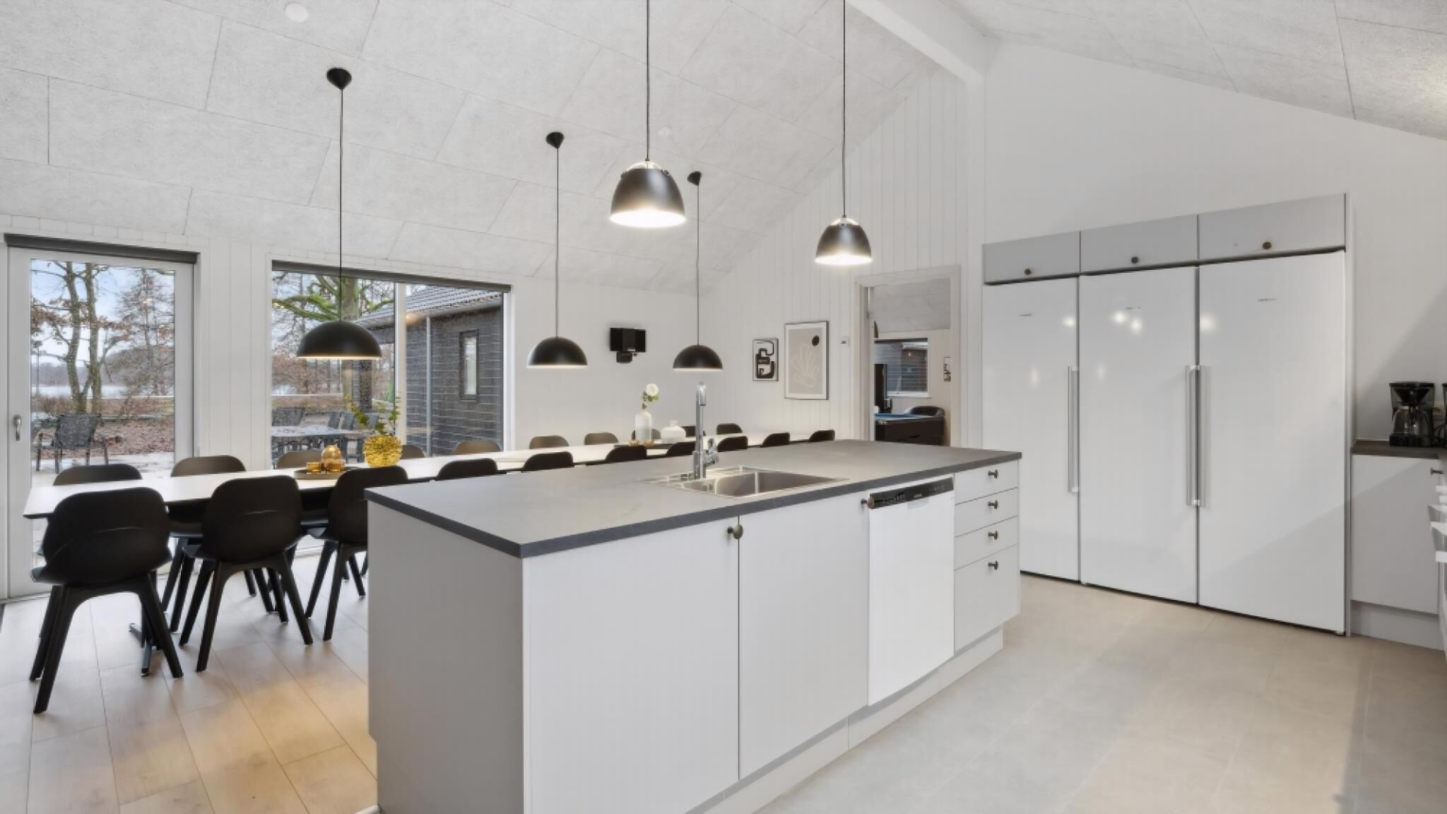 Kühlschrank, Ofen, Herdplatte, Wasserkocher mit Kaffee-/Teezubehör