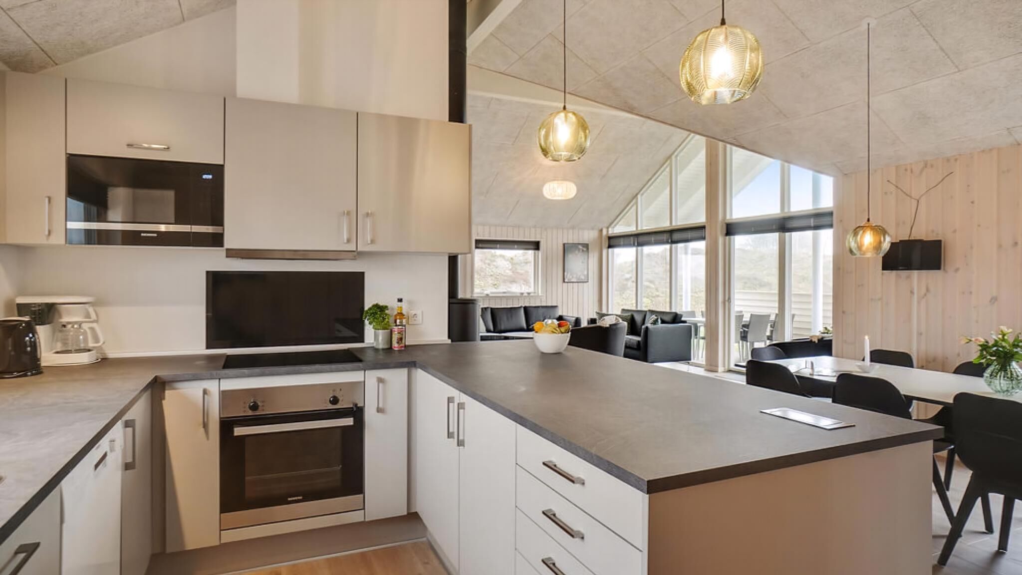 冷蔵庫、オーブン、コンロ、コーヒー / ティーメーカー