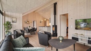 Una chimenea, un futbolín, una mesa de tenis de mesa