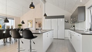 Jääkaappi, uuni, liesi, kahvin-/teenkeitin