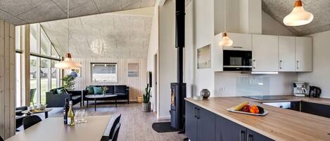 Kjøleskap, ovn, kokeplater og kaffetrakter/tekoker