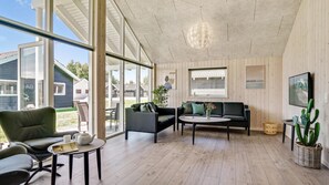 Fernseher, Kamin, Videospielkonsole, Tischfußball