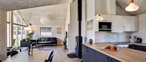 Fridge, oven, stovetop, coffee/tea maker