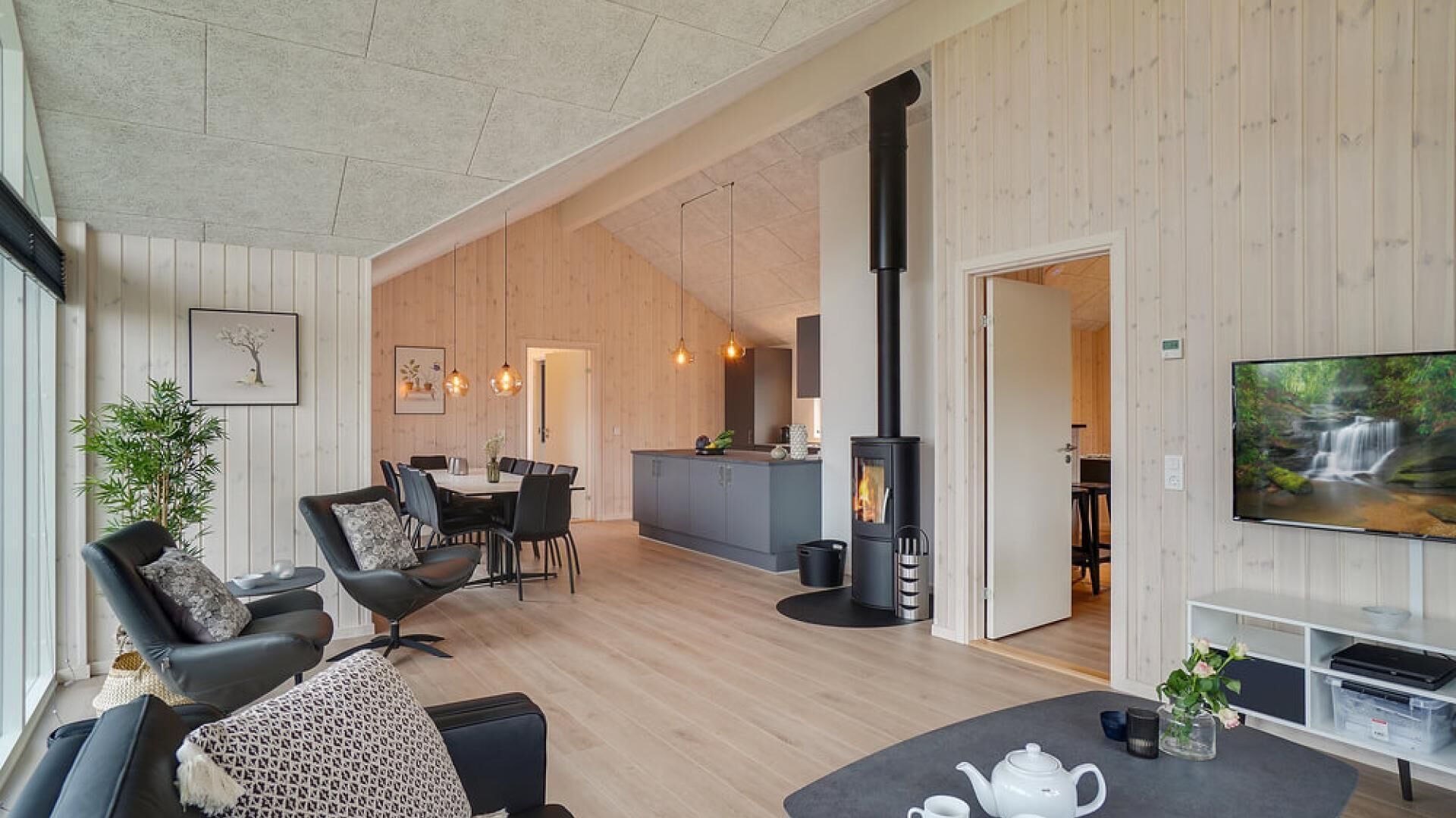 壁爐、足球機、乒乓球設施