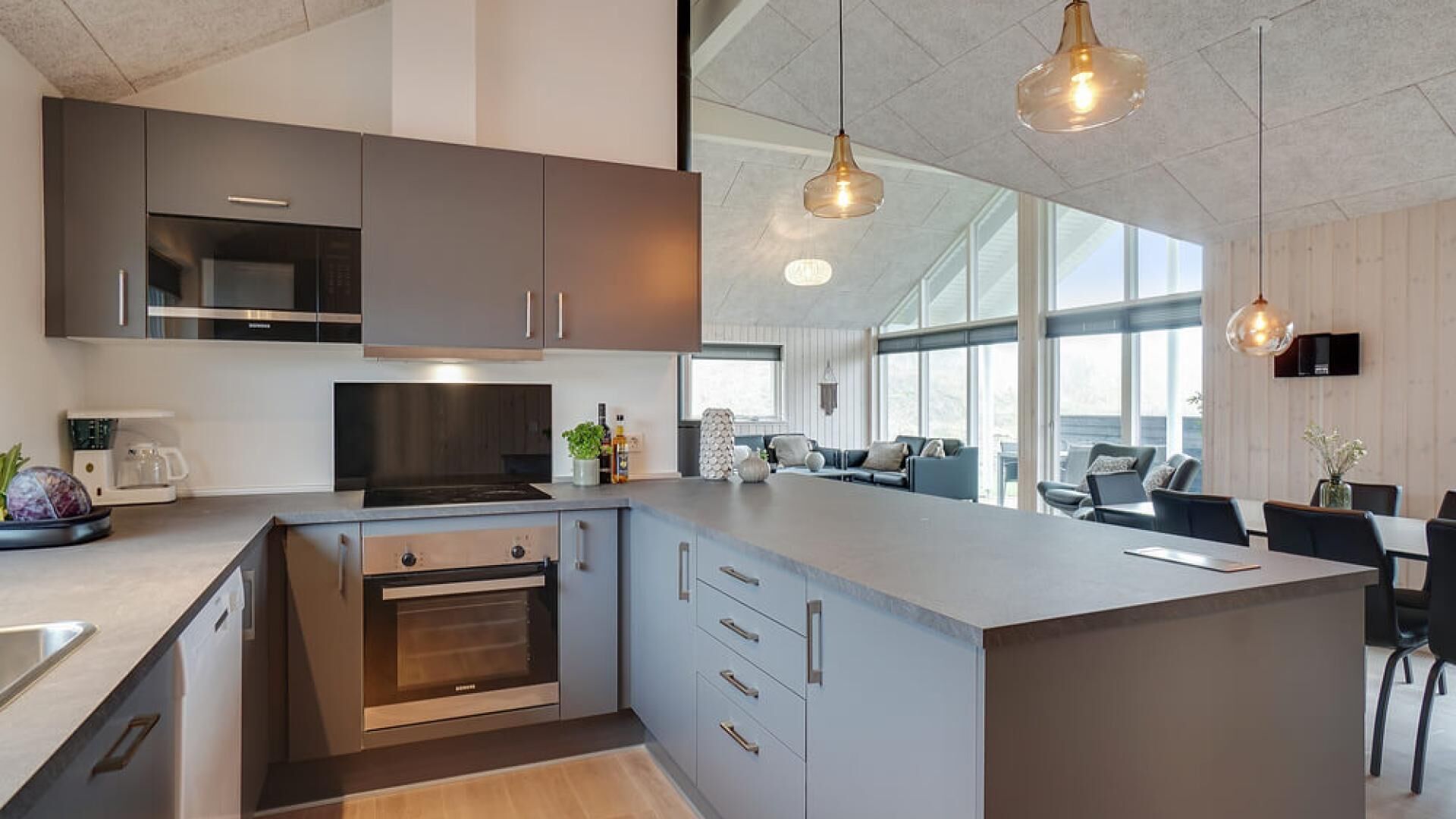 Réfrigérateur, four, plaque de cuisson, cafetière/bouilloire