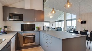 Réfrigérateur, un four, surface de cuisson, cafetière-théière