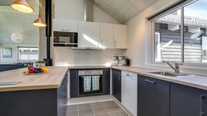 Refrigerador, horno, parrilla de estufa y cafetera y tetera 