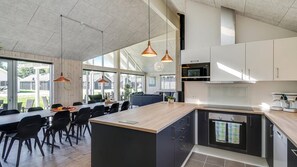 Réfrigérateur, four, plaque de cuisson, cafetière/bouilloire