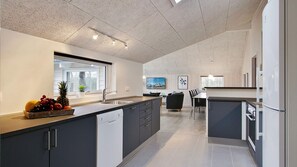 Réfrigérateur, un four, surface de cuisson, cafetière-théière