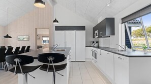 Réfrigérateur, un four, surface de cuisson, cafetière-théière