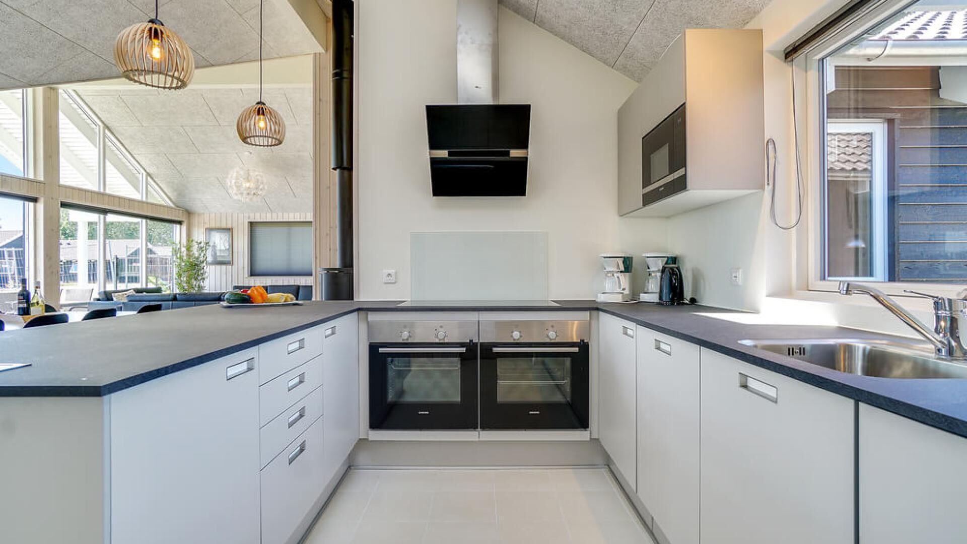 Refrigerador, horno, parrilla de estufa y cafetera y tetera 