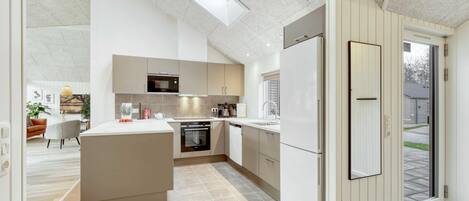 Fridge, oven, stovetop, coffee/tea maker