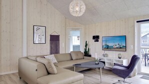 Televisión, chimenea, futbolito y tenis de mesa