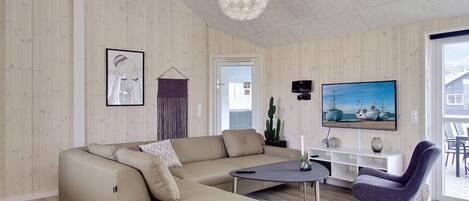 Peis, fotballspill og bordtennis