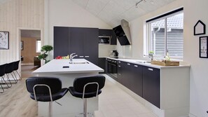 Refrigerador, horno, parrilla de estufa y cafetera y tetera 